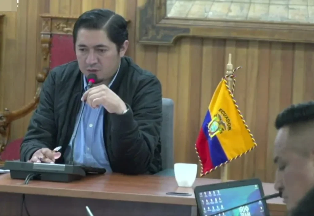 Aprueban el informe para la remoción de John Vinueza, alcalde de Riobamba. 