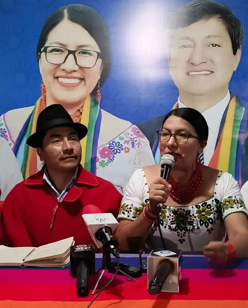 Leonidas Iza, candidato a la presidencia junto a Carmen Tiupul, candidata a la asamblea por Chimborazo. 