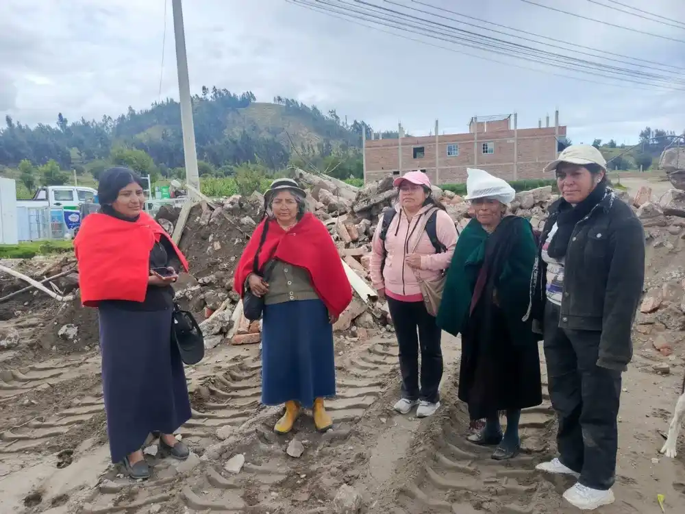 Las afectadas lamentan ver su casa entre los escombros. 