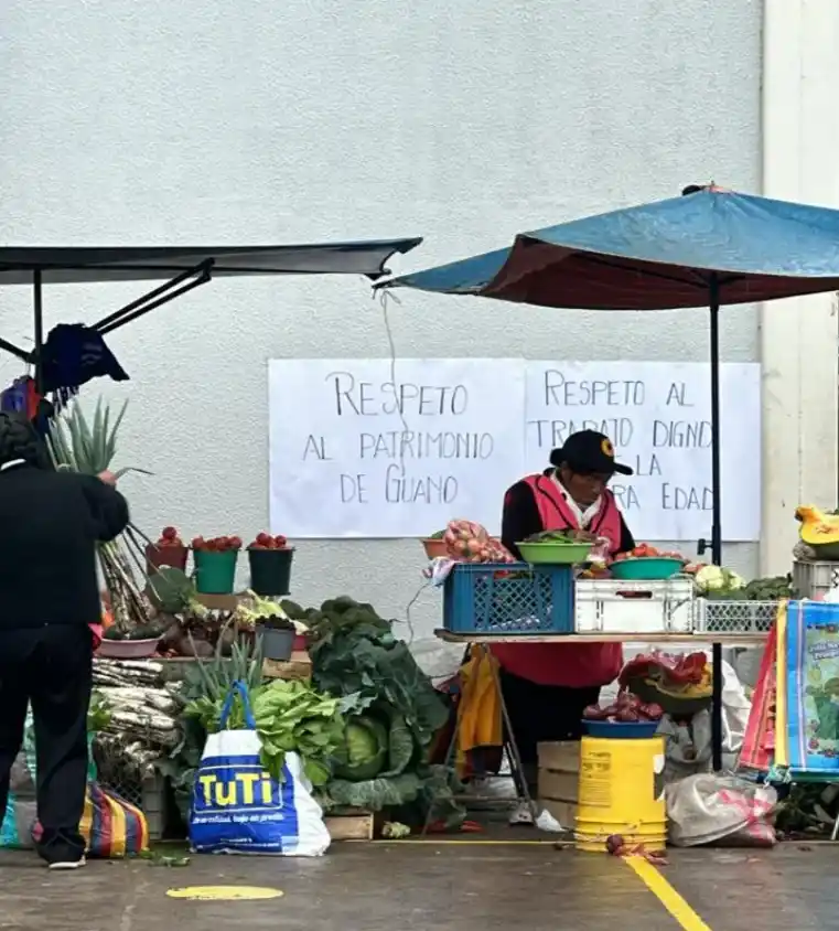 Conflicto entre el Municipio de Guano y comerciantes por mercado 