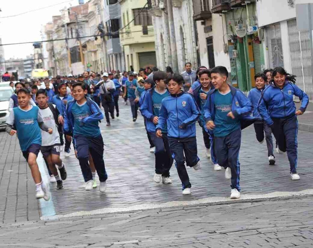 Por las fiestas de Don Bosco la Unidad Educativa Santo Tomás Apóstol Riobamba realizó la carrera Corre Salesiano corre.