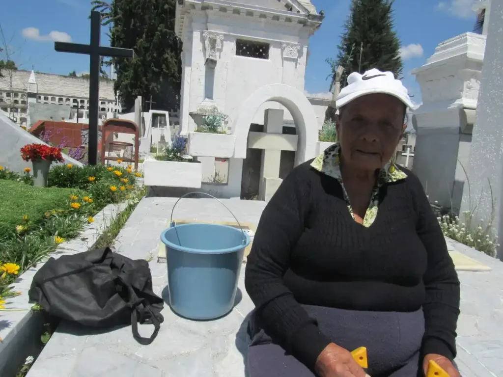 En el Cementerio de Riobamba labora una mujer de 70 años, durante 25 años limpiando tumbas para sobrevivir 