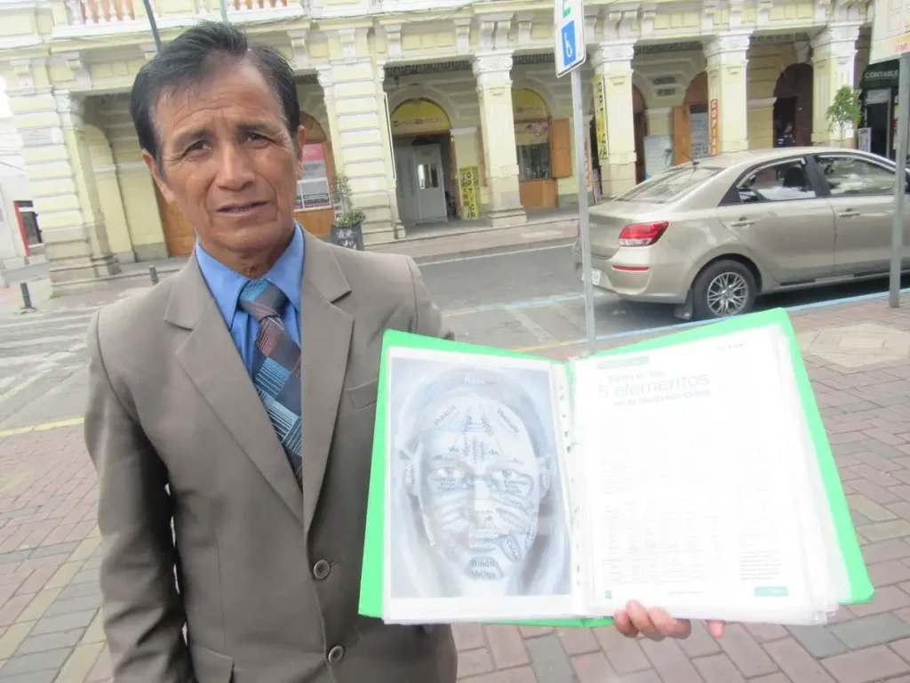 La muerte de sus padres cayó en crisis pero alcanzó el éxito con esfuerzo personal, terminó el colegio a los 60 años.