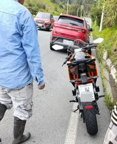 El motociclista abandonó su vehículo con las placas visibles. 