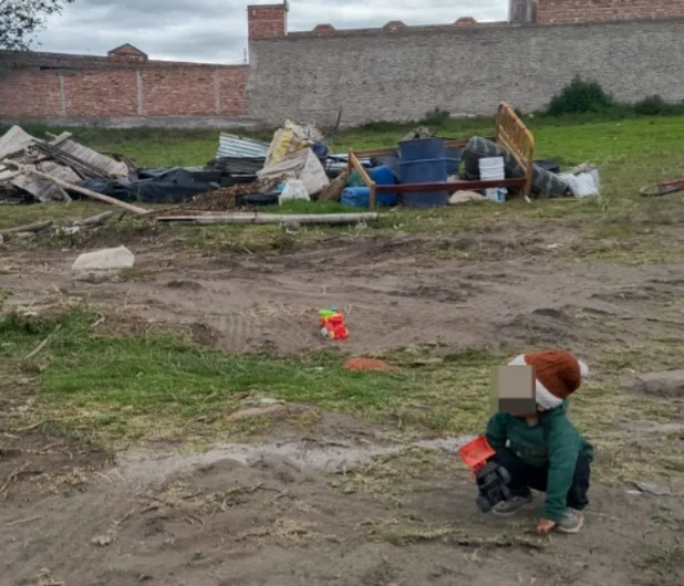 Niño juega entre los escombros de los que fue su casa. 