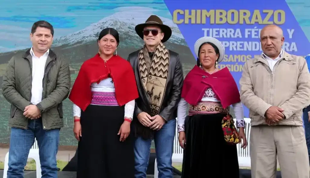 Daniel Noboa dio vehículos e insumos a agricultores  Chimborazo 