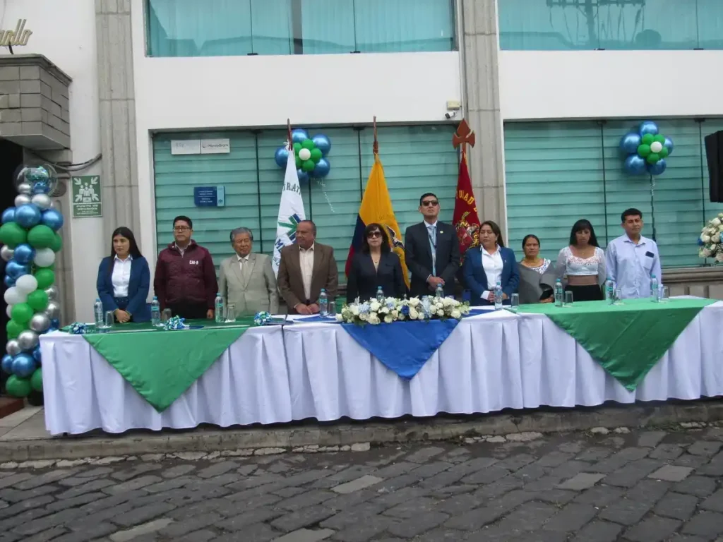 2 mujeres ganaron el sorteo en la Cooperativa Riobamba y recibieron los vehículos  de parte de Pedro Morales, gerente general.