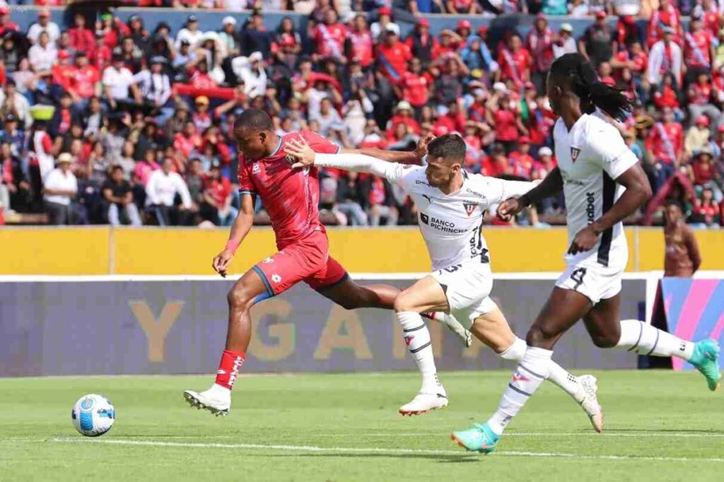 La Supercopa de Ecuador entre Liga de Quito vs El Nacional se jugará este 01 de febrero en el estadio del Aucas en Quito.