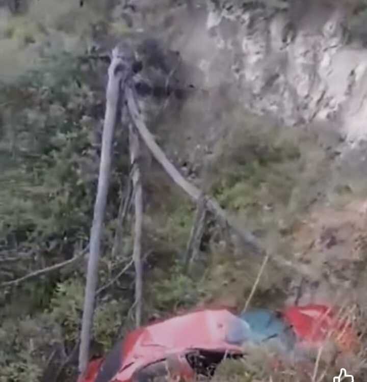 En un accidente de tránsito en el cantón Colta, un automóvil se precipitó a un precipicio en el sector de la Cemente Chimborazo.