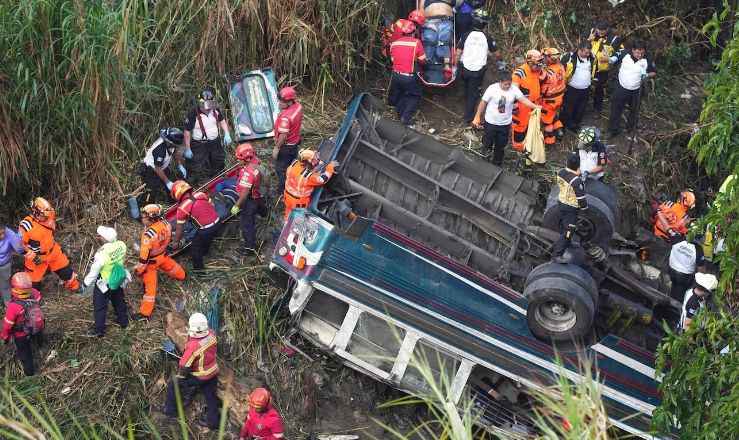 31 fallecidos tras la caída de un bus desde un puente.