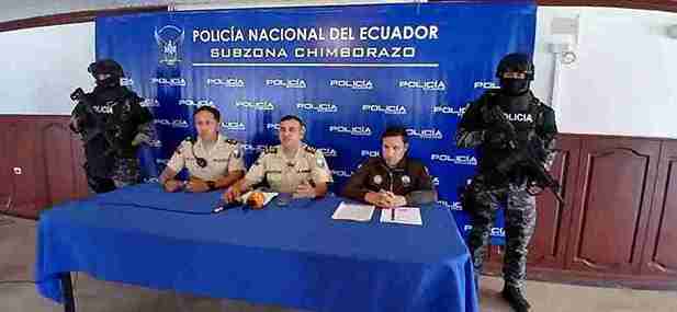 Tcrnl. Miguel Muñoz, comandante subzonal 'Chimborazo N°6' (S); Crnl. de EM de la Policía Nacional Luis Barrionuevo, comandante de la Zona 3; y, el Jefe operativo de la Policía Judicial en Chimborazo en la rueda de prensa