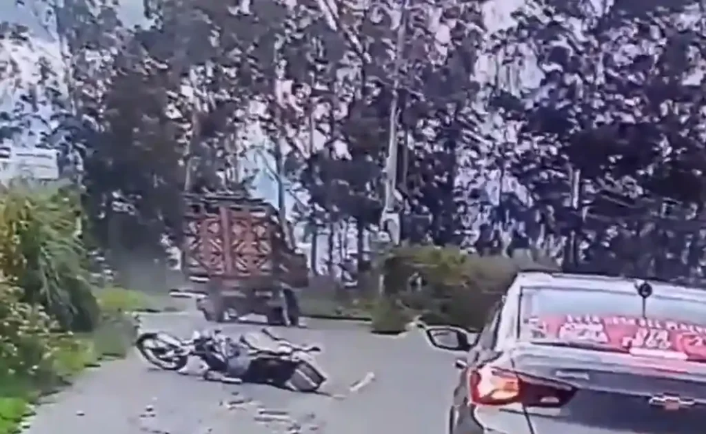 Accidente de tránsito un camión cruza por la vía y mutila a motociclista