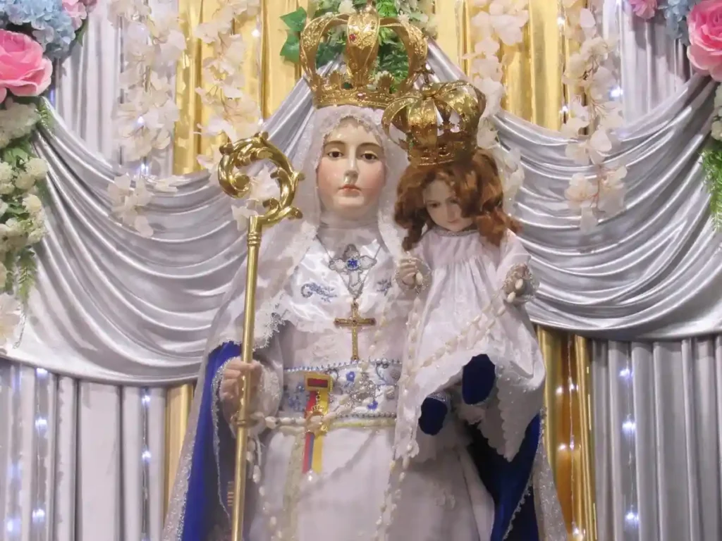 La Virgen del Buen Suceso tiene sus fieles que les veneran por las apariciones y los milagros que le concede.