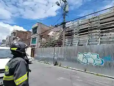 La suboficial bomberil Daysi Tumbaco me señaló la magnitud del problema, a más que el cerramiento se tomó la vereda, y es un grave peligro para los peatones