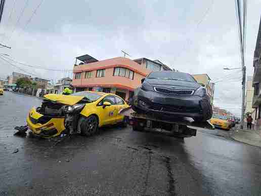 Un nuevo accidente de tránsito se produjo en Riobamba: un taxi quedó destrozado tras chocar con un vehículo particular al mediodía