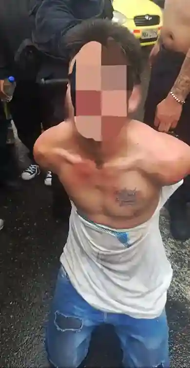 Un ladrón fue detenido en mercado de Riobamba por robo de celulares. Dos de sus compinches lograron huir de los guardias de seguridad