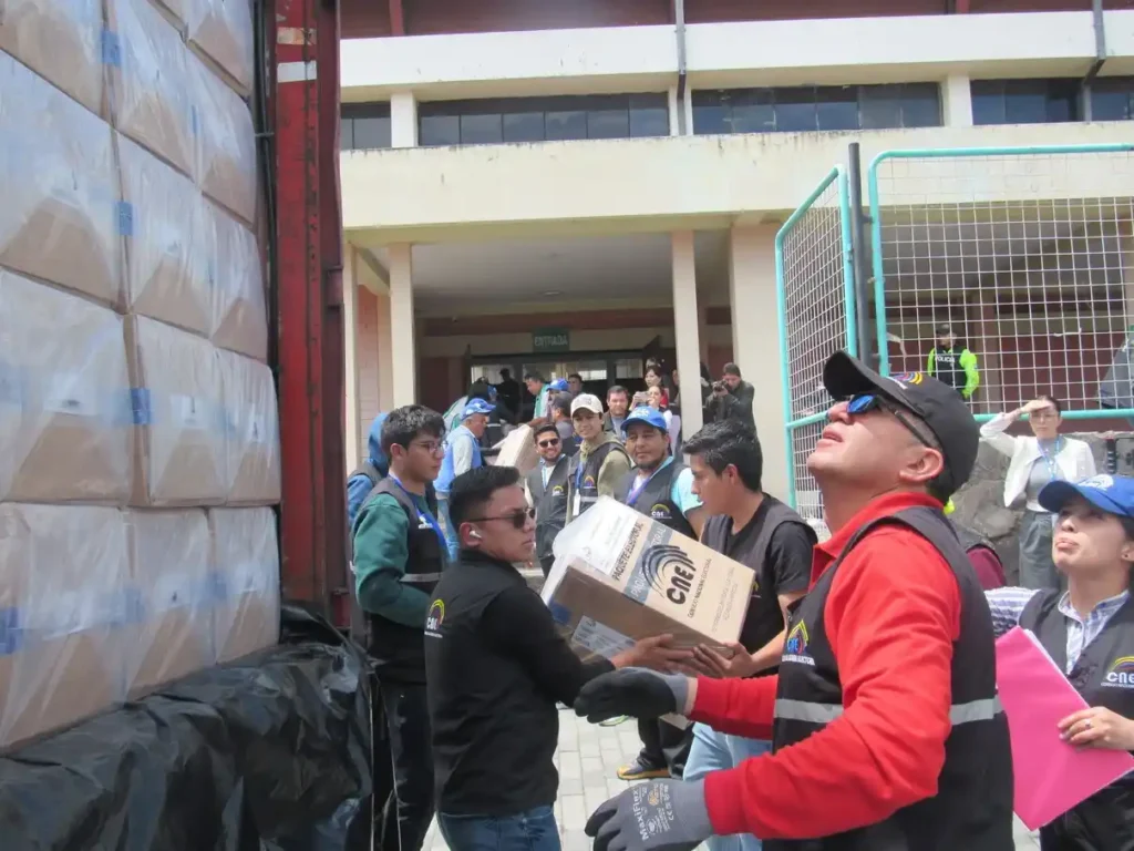 El CNE Chimborazo recibió el material electoral para elecciones 2025. se eligen presidente, asambleístas y parlamentarios Andinos. 