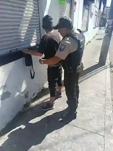 La Policía Nacional decomisó varios cuchillos en Chimborazo. Ya se está haciendo común que personas porten armas libremente por las calles