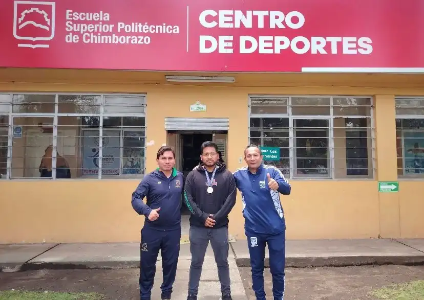 Henry Padilla junto a Santiago Trujillo, coordinador del Centro de Deportes de la Espoch y Colón Ballesteros, entrenador de Judo.