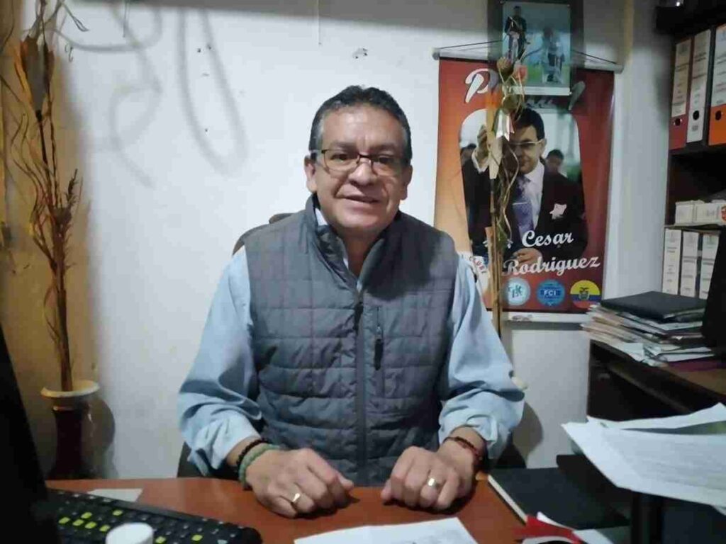 Evento como el Match Canino y Rodeo se alistan para las Fiestas de Riobamba 2025.

César Hugo Burbano, representante de la Asociación Canina de Chimborazo, informó que, desde ya alistan eventos para las Fiestas de Riobamba.

Es así que, entre el 5 y 6 de abril realizarán un mega evento en coordinación con el Centro Agrícola Cantonal de Riobamba.
Se trata del evento denominado ‘Cumbre de Campeones’ en el que se desarrollará el tradicional rodeo, y en esta ocasión se hará un Macha Canino.
“El mega evento canino será juzgado por jueces internacionales, para perros con pedigrí y Gir y en otro espacio vamos a tener el tradicional rodeo el día sábado 5 de abril, el tradicional rodeo con todos los ejercicios que hacen los caballistas, el rescate de la princesa, lo de los barriles, todo lo que ellos hacen ahí. Entonces esta es una demostración que las organizaciones o asociaciones deben trabajar conjuntamente, esto es un mensaje a nuestra sociedad, porque Riobamba se nos está quedando, Chimborazo se está relegando y nosotros desinteresadamente nos unimos con el Centro Agrícola, y debo manifestar que la Asociación Canina del Chimborazo no va a recibir nada de ingresos en la parte de boletería eso va a manejar Macají, y nosotros nos hemos sumado porque queremos hacer un evento potente, un evento fuerte que suene en todas partes del mundo”.
 Burbano argumentó que, el 2 de noviembre del 2024, la AERCAN y la FSI dieron las fechas para la realización de los eventos para el 5 y 6 de abril, y “decíamos, justo coincidía con el rodeo de nuestra ciudad, nosotros nos acercamos al Centro Agrícola porque tranquilamente podía hacerlo el Mach Canino en otro nuestro lugar, como hemos hecho en otras ocasiones, pero pienso que es el momento de dar una muestra a la sociedad de que Riobamba debemos dejar los egoísmos, que dejemos a un lado el individualismo , unidos podemos avanzar en todos los aspectos”.
