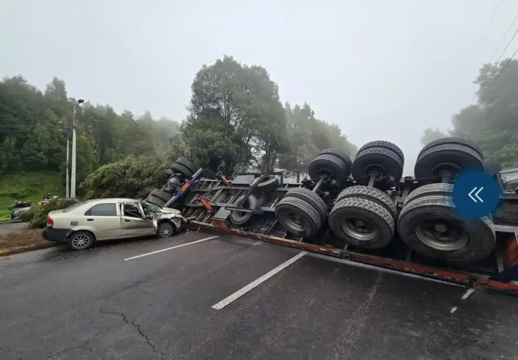 Cierre de vía por vuelco de tráiler en la Avenida Simón Bolívar