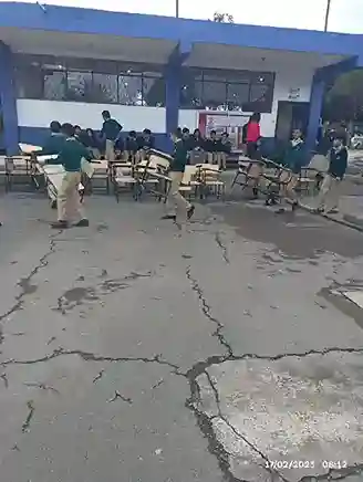 Varios estudiantes del Colegio Daquilema reciben clases en el patio, pues en varios techos hay filtraciones de agua y el temor que se caigan