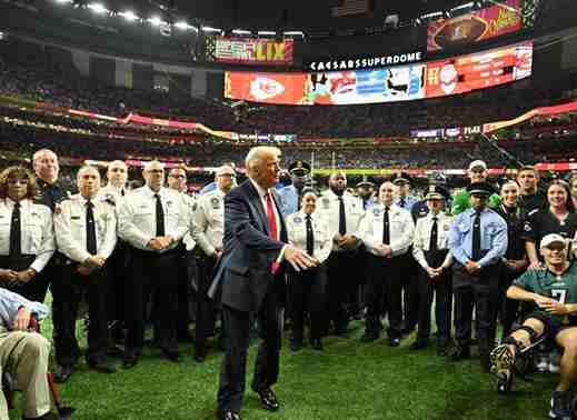 El presidente de Estados Unidos, Donald Trump hace historia al asistir a un Super Bowl. También asistieron Taylor Swift y Lionel Messi.