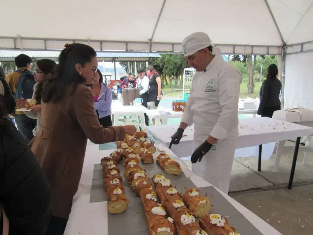 ESPOCH: la rosca de reyes más grande hecha por estudiantes de la carrera de Gastronomía organizaron feria exposición.