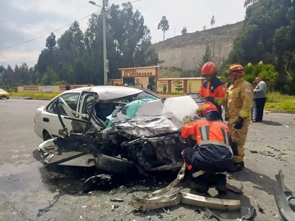 Fuerte accidente en la vía Latacunga - Pujilí deja cinco heridos