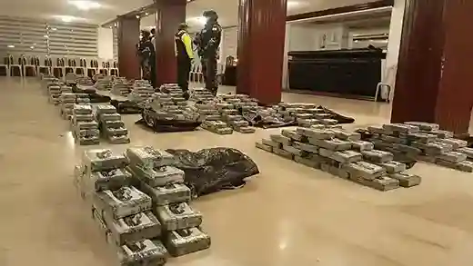 La Policía Nacional encontró 795 bloques de cocaína en Colta. La droga estaba camuflada entre sacos de maíz que transportaba un camión