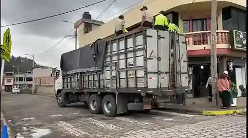 El camión fue transportado desde El Lirio hasta el Comando de la Subzona 'Chimborazo N°6'(Cortesía RB)