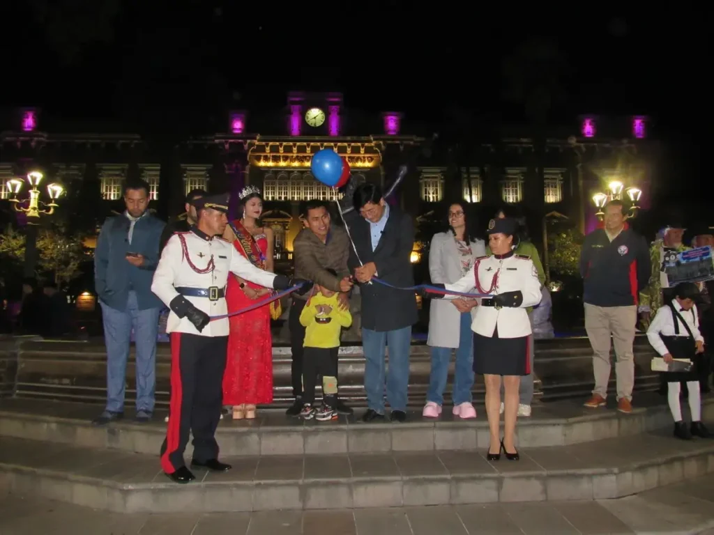 Edificios del colegio Maldonado y Correos con iluminación 