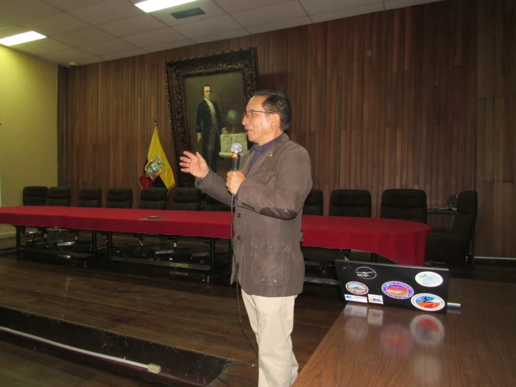 En Riobamba el Instituto Geofísico analizó sismos y erupciones volcánicas, el director ofreció conferencias.