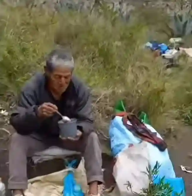 Un hombre vive en una montaña de Guano por adicción al alcohol. Sus hijos vivirían al pie de la montaña, pero, no se preocuparían