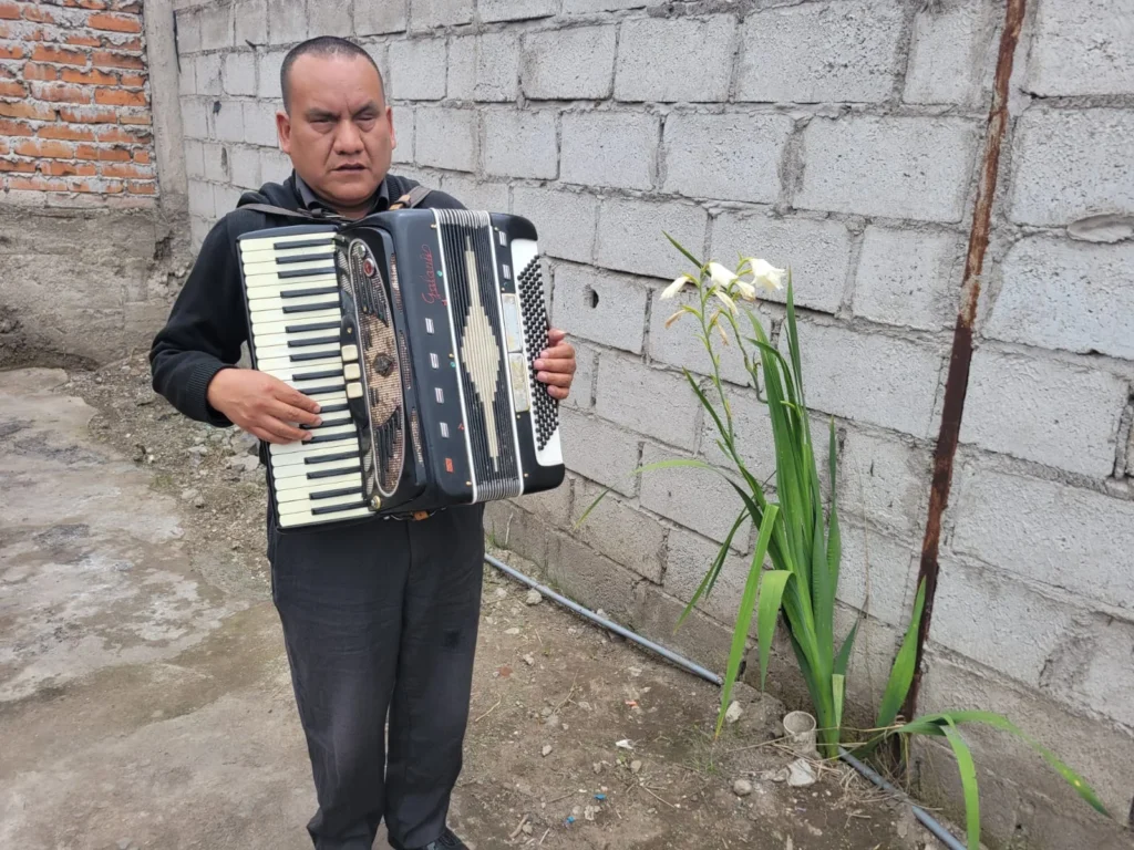 Amante de la música, su medio de sustento, ha perdido la inspiración ante la partida de su amada Maribel, y por la incertidumbre de qué pasará con sus hijas