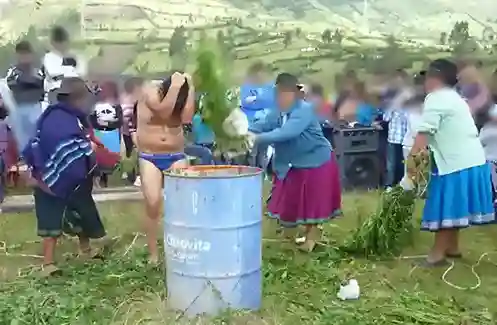 Comuneros purificaron a extranjero con Justicia Indígena en el cantón Colta. El hombre habría amenazado con un arma blanca en una tienda