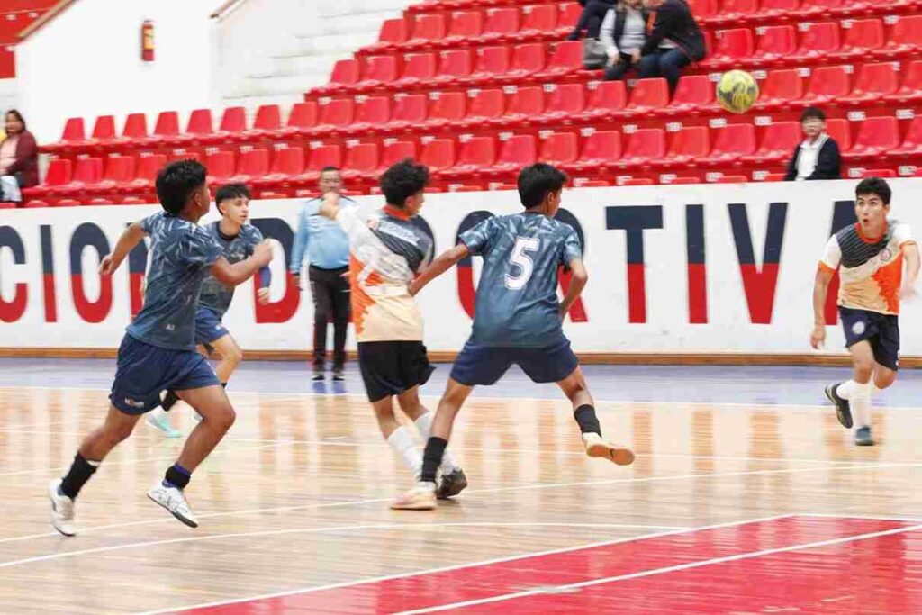 El equipo de la Unidad Educativa La Salle ganó 3x1 a la UE Vygotsky y aseguró su paso a los play offs del Campeonato Estudiantil de Futsal.