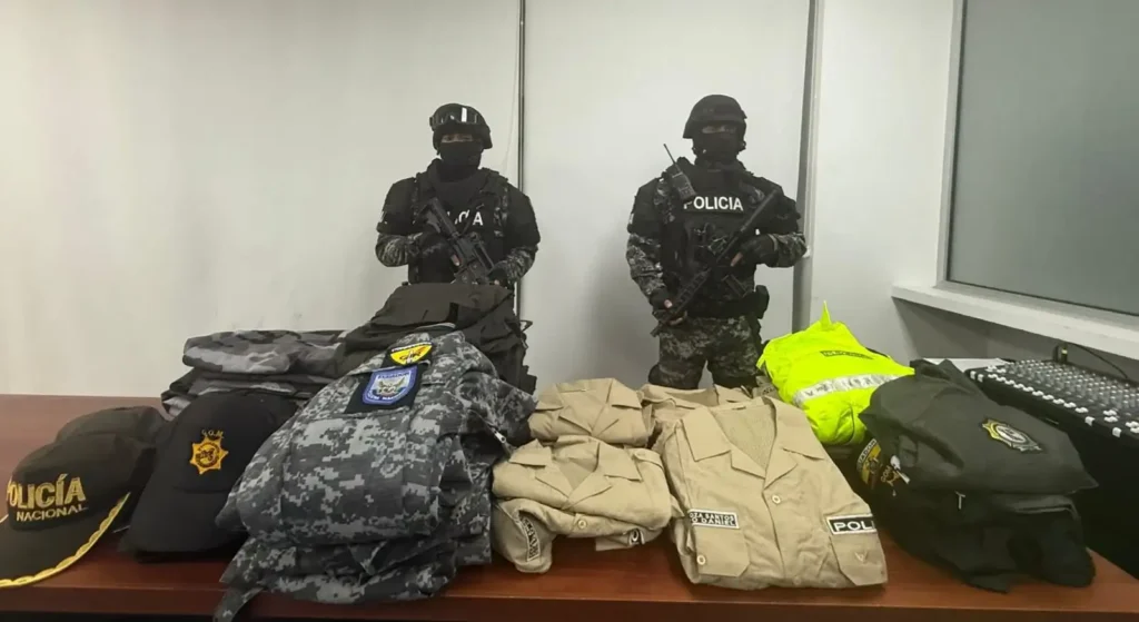 Detenidos en Manabí con indumentaria de policías y militares con avanzada de seguridad. 