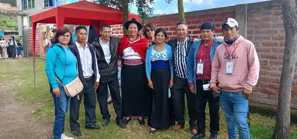 María Alcoser, candidata a la Asamblea junto a sus simpatizantes.