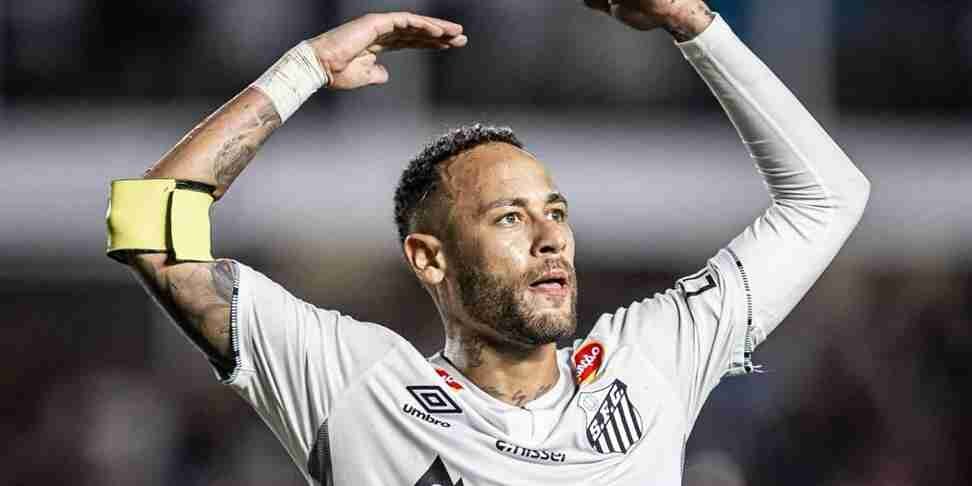 El jugador brasileño Neymar regresó al Santos tras más de un año sin jugar y se destacó en su debut, siendo elegido mejor jugador del partido.