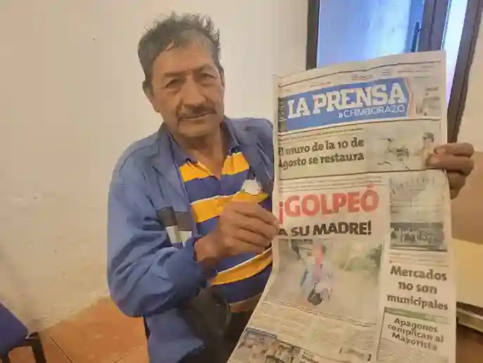 Luis Alfonso Muñoz Maigua, primo hermano de Pastora, con la portada del atroz hecho