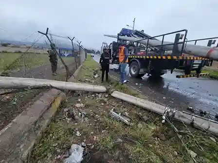 Un uniformado de la BCB ‘Galápagos’, Luis Pinduisaca, agente civil de Tránsito y Jordan Garcés, trabajador de la EERSA, observando parte de la destrucción