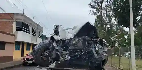 Nuevo accidente de tránsito se produjo en Riobamba: un carro chocó y destruyó un poste. Tras el suceso el conductor huyó de la escena