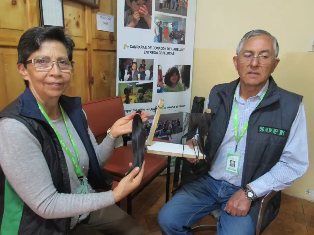 Los pacientes con cáncer reciben pelucas de la fundación SOFE organización que empezó con esta labora hace 15 años.