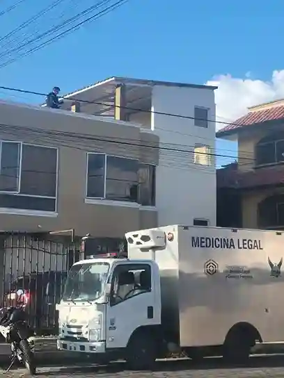 El carro de Medicina Legal transportó el cuerpo inerte de Fausto Rodrigo Salazar hasta el Centro Forense 'San Pedro de Riobamba'