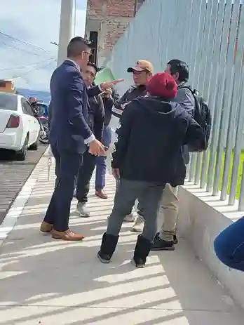 Familiares y profesional del Derecho esperando por el tierno cuerpecito