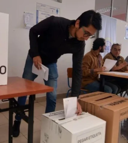 Elecciones 2025: ¿Puedo votar si tengo deudas con el CNE?