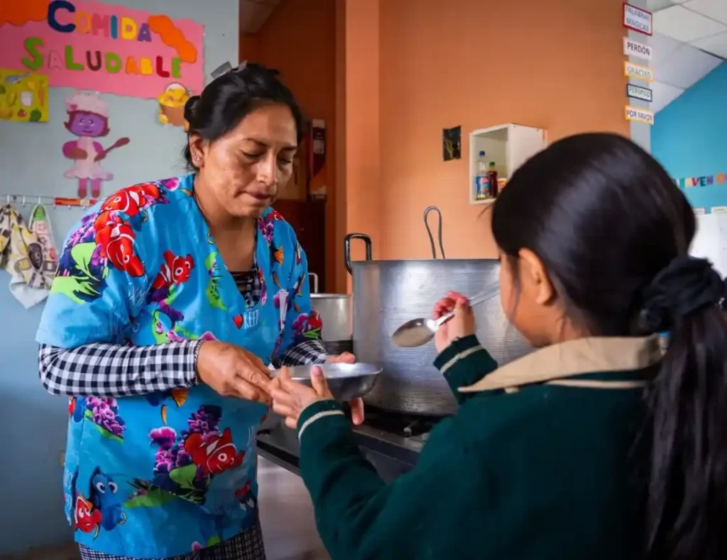 Los niños reciben alimentación gratuita en los centros.