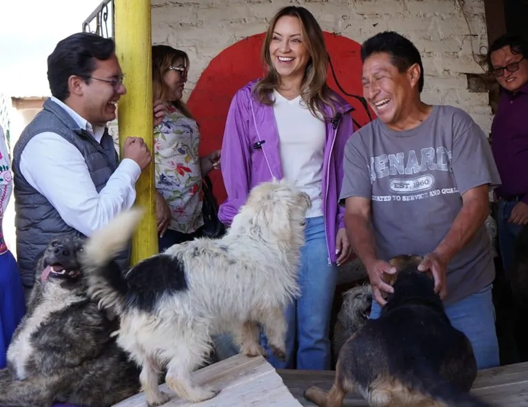 Mishel Mancheno durante su campaña en un refugio de animales rescatados. 