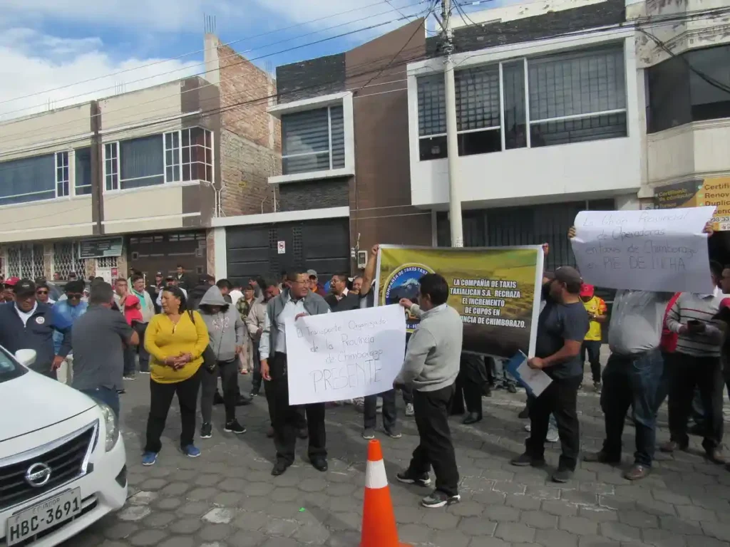 Choferes protestan ante ANT Chimborazo por creación de cupos